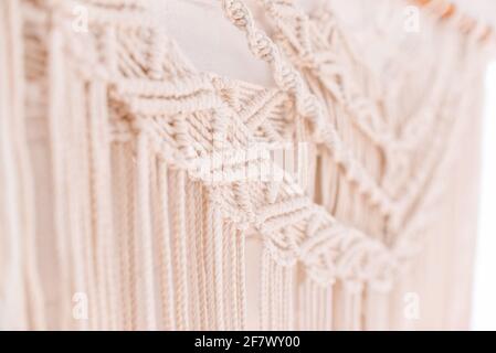 motif macrame fait main fragment d'un panneau mural le style boho des fils de coton beige de couleur naturelle utilisation de la technique pour la maison et le weddin Banque D'Images