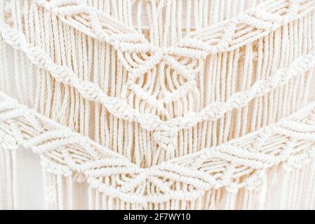 motif macrame fait main fragment d'un panneau mural le style boho des fils de coton beige de couleur naturelle utilisation de la technique pour la maison et le weddin Banque D'Images