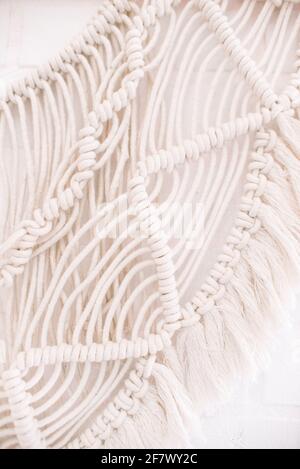 motif macrame fait main fragment d'un panneau mural le style boho des fils de coton beige de couleur naturelle utilisation de la technique pour la maison et le weddin Banque D'Images