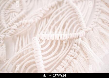 motif macrame fait main fragment d'un panneau mural le style boho des fils de coton beige de couleur naturelle utilisation de la technique pour la maison et le weddin Banque D'Images