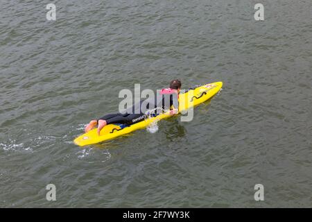 Bournemouth, Dorset, Royaume-Uni. 10 avril 2021. Météo au Royaume-Uni : frais, nuageux et gris car peu de personnes se dirigent vers le bord de mer sur les plages de Bournemouth pour faire de l'exercice. RNLI Lifeguard Tim effectue une formation en préparation à une saison très chargée. Crédit : Carolyn Jenkins/Alay Live News Banque D'Images