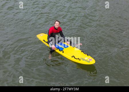 Bournemouth, Dorset, Royaume-Uni. 10 avril 2021. Météo au Royaume-Uni : frais, nuageux et gris car peu de personnes se dirigent vers le bord de mer sur les plages de Bournemouth pour faire de l'exercice. RNLI Lifeguard Tim effectue une formation en préparation à une saison très chargée. Crédit : Carolyn Jenkins/Alay Live News Banque D'Images