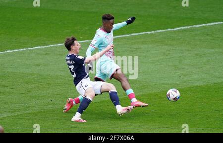 Jamal Lowe (à droite) de Swansea City et Danny McNamara (à gauche) de Millwall se battent pour le ballon lors du match de championnat Sky Bet à la Den, Londres. Date de la photo: Samedi 10 avril 2021. Banque D'Images