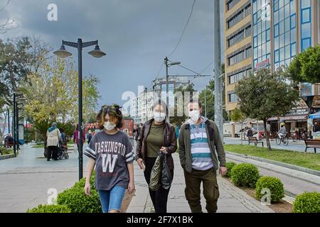 Les citoyens turcs sont obligés de porter des masques sans exception dans les espaces publics, les avenues, les rues. Banque D'Images