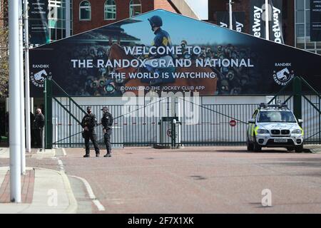 Des policiers armés à l'extérieur de l'entrée de l'hippodrome d'Aintree, pendant le Grand jour national du Grand Festival national de santé de Randox 2021. Date de la photo: Samedi 10 avril 2021. Banque D'Images