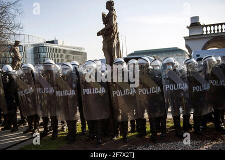 Des policiers anti-émeute se tiennent sur la garde pendant cet anniversaire.la Pologne a commémoré le 11e anniversaire d'un accident d'avion près de la ville russe de Smolensk qui a tué 96 personnes, dont le président de l'époque, Lech Kaczynski, sa femme et de nombreux hauts responsables politiques et militaires du pays. Des centaines de policiers anti-émeutes protégeaient l'événement, de nombreux opposants protestant contre le gouvernement et des restrictions au confinement ont été détenus. Banque D'Images