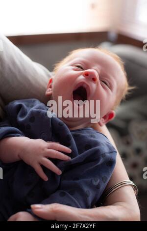 Bébé garçon dans les bras de maman Banque D'Images