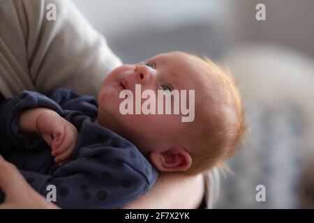 Bébé garçon dans les bras de maman Banque D'Images