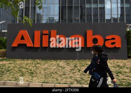 Des piétons marchent devant le siège d'Alibaba à Beijing.l'Administration d'État pour la réglementation du marché de la Chine a frappé Alibaba avec une amende lourde de près de 2.8 milliards de dollars pour des pratiques monopolistiques « alternativement ». Alibaba a publié une lettre ouverte : la punition est un signal d'alarme et un coup de fouet, va créer un environnement de plate-forme plus ouvert. Banque D'Images