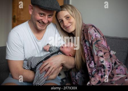 Maman et papa avec bébé de 2 semaines Banque D'Images