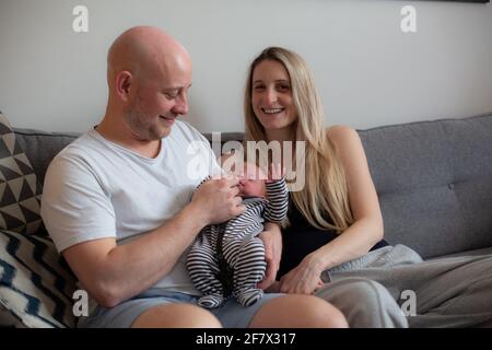 Maman et papa avec bébé de 2 semaines Banque D'Images