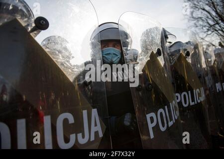Varsovie, Pologne. 10 avril 2021. Des policiers anti-émeute se tiennent sur la garde pendant cet anniversaire.la Pologne a commémoré le 11e anniversaire d'un accident d'avion près de la ville russe de Smolensk qui a tué 96 personnes, dont le président de l'époque, Lech Kaczynski, sa femme et de nombreux hauts responsables politiques et militaires du pays. Des centaines de policiers anti-émeutes protégeaient l'événement, de nombreux opposants protestant contre le gouvernement et des restrictions au confinement ont été détenus. (Photo par Attila Husejnow/SOPA Images/Sipa USA) crédit: SIPA USA/Alay Live News Banque D'Images