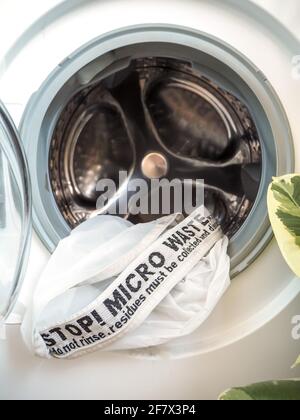 Sac à linge pour capturer les microplastiques libérés des produits textiles synthétiques. Pollution par microfibres. Sensibilisation à l'environnement. Banque D'Images