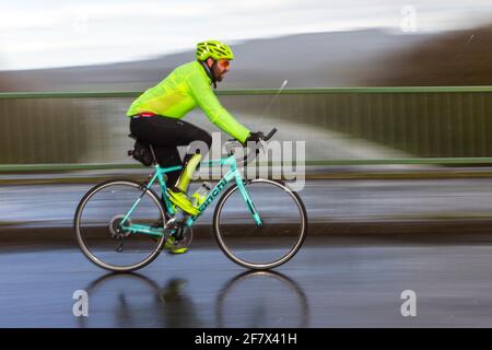 Bianchi Specialissima cycliste à Chorley Lancashire. Avril 2021 Royaume-Uni Météo; Freak Hail pierre douche rend le vélo difficile à Chorley. Crédit MediaWorldImages/AlamyLivenews Banque D'Images