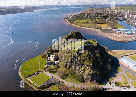 Vue aérienne du drone du château de Dumbarton (fermé pendant le confinement de Covid-19) sur Dumbarton Rock à côté de la rivière Clyde, Écosse, Royaume-Uni Banque D'Images