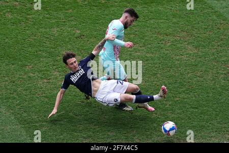 Danny McNamara de Millwall (à gauche) et Ryan Manning de Swansea City (à droite) se battent pour le ballon lors du match du championnat Sky Bet à la Den, Londres. Date de la photo: Samedi 10 avril 2021. Banque D'Images