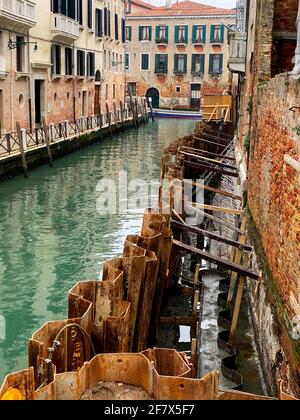 Travaille dans un canal de Venise. Ils utilisent des tas de feuilles larssen pour assécher la construction Banque D'Images