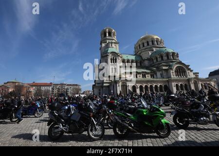 Les motards ont célébré l'ouverture de la saison de motocyclisme en survolant la ville de Sofia, Bulgarie, le 10 avril 2021 Banque D'Images