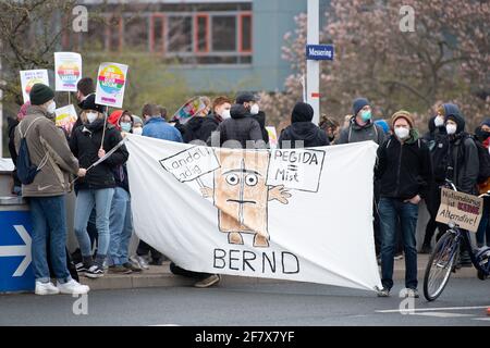 10 avril 2021, Saxe, Dresde: Les manifestants se tiennent avec une bannière sur une route d'accès en face du parc des expositions. La conférence du parti fédéral de l'AfD aura lieu au centre des expositions du 10 au 11 avril 2021. Photo: Sebastian Kahnert/dpa-Zentralbild/dpa Banque D'Images