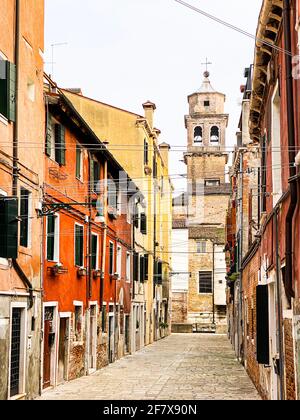 Photo colorée d'une petite rue pleine de files d'attente pour accrocher la blanchisserie à Venise, Italie. Pas de bateau, pas de personnes Banque D'Images