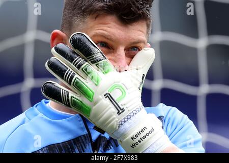 10 avril 2021 ; le Kiyan Prince Foundation Stadium, Londres, Angleterre ; le championnat de football de la ligue anglaise de football, les Queen's Park Rangers versus Sheffield Wednesday ; Keiren Westwood of Sheffield Wednesday pendant l'échauffement Banque D'Images