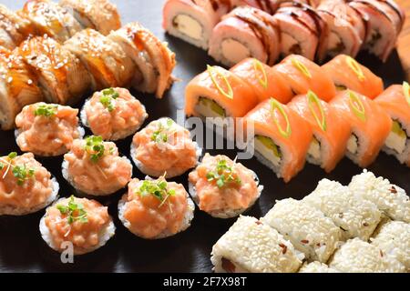 Ensemble de différents rouleaux de sushi Banque D'Images