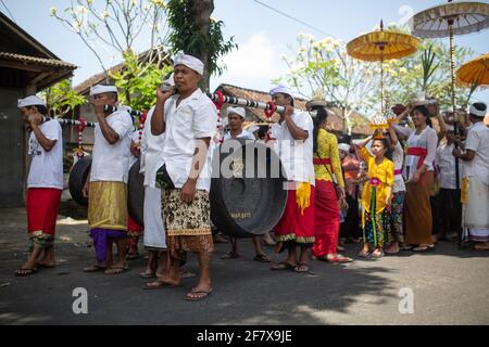 Bangli, Bali, Indonésie - 5 septembre 2016 : les Balinais participent à la cérémonie de crémation à Bangli. Banque D'Images