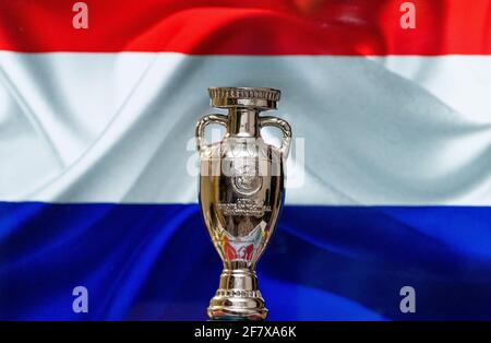 10 avril 2021. Amsterdam, pays-Bas. Coupe de championnat d'Europe de l'UEFA avec le drapeau des pays-Bas en arrière-plan. Banque D'Images