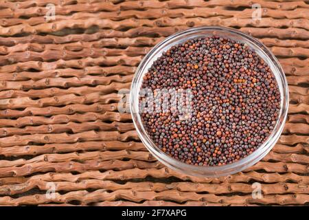 Grains de moutarde noire dans le bol. Vue de dessus - Brassica nigra Banque D'Images