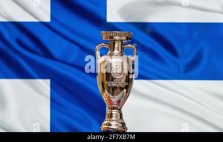 10 avril 2021. Helsinki, Finlande. Coupe de championnat d'Europe de l'UEFA avec le drapeau finlandais en arrière-plan. Banque D'Images