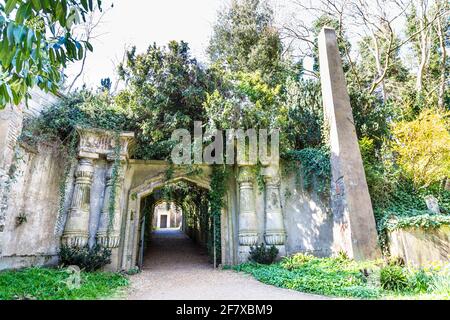 Entrée à l'avenue Egyptian décorée d'un obélisque, Highgate Cemetery West, Londres, Royaume-Uni Banque D'Images