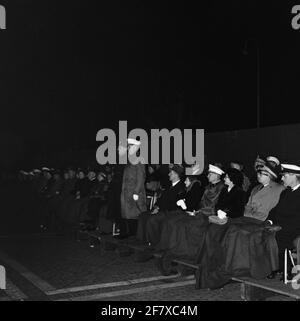 À l'invitation du général-major des Mariniers (GJKAZ) Nass, ses invités, y compris certains officiers américains, se voient offrir un repas indonésien copieux dans le de Ghoutkazerne (VGKAZ) dans le Van Ghantkazerne (VGKAZ). Ensuite, une exécution de la Marinierskapel der Koninklijke Marine (Markap) a suivi. Banque D'Images