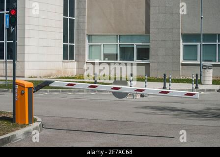 Système de barrière de stationnement de voiture à proximité du parking de l'hôpital Banque D'Images