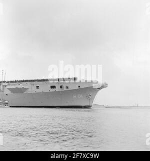 RH. Mme Karel doorman (1948-1968) Vaart, à l'occasion de l'ouverture du nouveau port de Den Helder, le 2 juillet 1954, par une ligne de pavillon, tendue au-dessus de l'entrée du port, puis se réunit dans le nouveau port pour la première fois. Fait partie de la série d'objets AVDKM 540420 à 540422. Banque D'Images