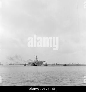 RH. Mme Karel doorman (1948-1968) Vaart, à l'occasion de l'ouverture du nouveau port de Den Helder, le 2 juillet 1954, par une ligne de pavillon, tendue au-dessus de l'entrée du port, puis se réunit dans le nouveau port pour la première fois. Fait partie de la série d'objets AVDKM 540420 à 540422. Banque D'Images