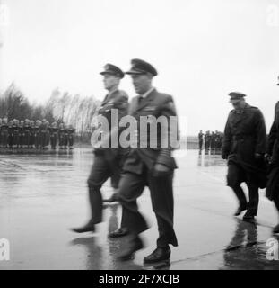 Le lieutenant-colonel M. van der Voo, observateur, porte le commandement de la base aérienne pour parler de Lieutenat-colonel-Flyer F.L.M. FOCQUIN DE GRAVE. Banque D'Images
