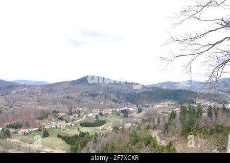 Vue panoramique sur le lac Lokvarsko, magnifique paysage de montagne, Lokve, Gorski kotar, Croatie Banque D'Images