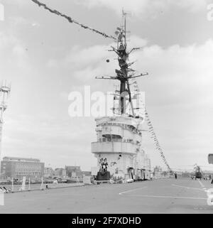 Moment photo de la visite d'État du couple royal danois, le roi Frederik IX et la reine Ingrid, aux pays-Bas. Pont de vol avec pavillon HR. Mme Karel Doorman (1948-1968). Fait partie de la série d'objets AVDKM 540154 à 540167. Banque D'Images