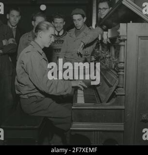 Troupes de choc du commandement Limbourg / Régiment Limbourg pendant la Seconde Guerre mondiale. Les soldats se détendent autour d'un piano dans la cantine. Banque D'Images