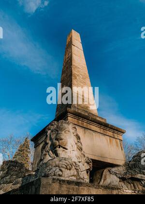 Photo à angle bas de l'Obélisque des Lions dans le parc Copou à Iasi, Roumanie Banque D'Images