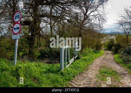 Ashwell Lane, Byway ouvert à tous trafic (BATEAU) No 9 Edworth et BATEAU No 18 Dunton. Panneaux indiquant des restrictions pour les véhicules à moteur et les chevaux tirés Banque D'Images