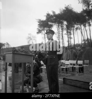 Le lieutenant-colonel M. van der Voo, observateur, porte le commandement de la base aérienne pour parler de Lieutenat-colonel-Flyer F.L.M. Focquin de grave (sur la photo). Banque D'Images