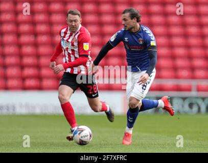 Jake Forster-Caskey, de Charlton Athletic, et Aiden McGeady, de Sunderland (à gauche), se battent pour le ballon lors du match Sky Bet League One au stade de Light, Sunderland. Date de la photo: Samedi 10 avril 2021. Banque D'Images