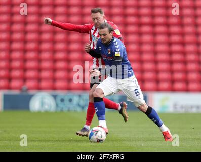 Jake Forster-Caskey, de Charlton Athletic, et Aiden McGeady, de Sunderland (à gauche), se battent pour le ballon lors du match Sky Bet League One au stade de Light, Sunderland. Date de la photo: Samedi 10 avril 2021. Banque D'Images