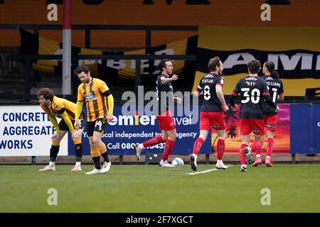 Ryan Bowman d'Exeter City célèbre avec ses coéquipiers le premier but de son équipe lors du match Sky Bet League Two au stade Abbey, à Cambridge. Date de la photo: Samedi 10 avril 2021. Banque D'Images