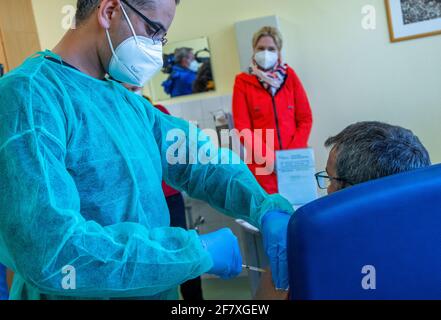 10 avril 2021, Mecklembourg-Poméranie occidentale, Wismar: Manuela Schwesig (SPD, M), Ministre-Président de Mecklembourg-Poméranie occidentale, montres vaccinateur fait al Kafri (l) vacciner le patient Kurt Weitz (r) au centre de vaccination à Wismar. Le gouvernement de l'État de Mecklembourg-Poméranie occidentale augmente la pression sur les comtés et les villes indépendantes d'utiliser le vaccin AstraZeneca sans délai. Photo: Jens Büttner/dpa-Zentralbild/dpa Banque D'Images