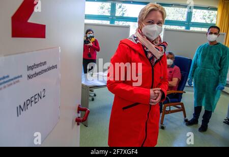 10 avril 2021, Mecklembourg-Poméranie occidentale, Wismar: Manuela Schwesig (SPD), ministre-présidente de Mecklembourg-Poméranie occidentale, visite le centre de vaccination à Wismar et s'informe sur l'état d'avancement de la campagne de vaccination. Le gouvernement de l'État de Mecklembourg-Poméranie occidentale augmente la pression sur les comtés et les villes indépendantes d'utiliser le vaccin AstraZeneca sans délai. Photo: Jens Büttner/dpa-Zentralbild/dpa Banque D'Images