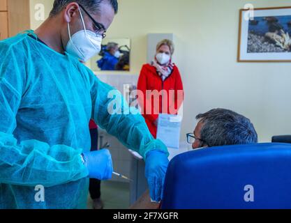 10 avril 2021, Mecklembourg-Poméranie occidentale, Wismar: Manuela Schwesig (SPD, M), Ministre-Président de Mecklembourg-Poméranie occidentale, montres vaccinateur fait al Kafri (l) vacciner le patient Kurt Weitz (r) au centre de vaccination à Wismar. Le gouvernement de l'État de Mecklembourg-Poméranie occidentale augmente la pression sur les comtés et les villes indépendantes d'utiliser le vaccin AstraZeneca sans délai. Photo: Jens Büttner/dpa-Zentralbild/dpa Banque D'Images