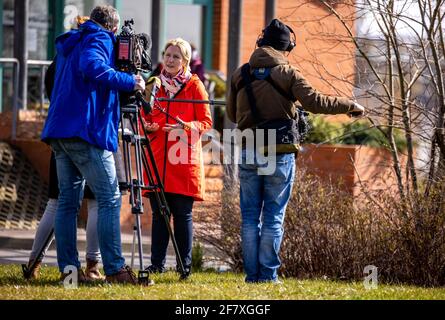 10 avril 2021, Mecklembourg-Poméranie occidentale, Wismar: Manuela Schwesig (SPD), ministre-présidente de Mecklembourg-Poméranie occidentale, donne des entretiens à la télévision sur la conférence des présidents de ministre annulée avec la chancelière allemande en face du centre de vaccination de Wismar. Le gouvernement de l'État de Mecklembourg-Poméranie occidentale augmente la pression sur les comtés et les villes indépendantes pour qu'ils utilisent immédiatement le vaccin AstraZeneca. Photo: Jens Büttner/dpa-Zentralbild/dpa Banque D'Images