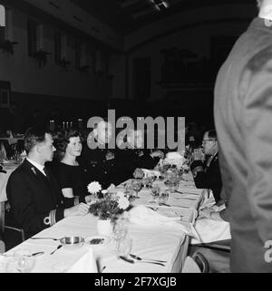 À l'invitation du général-major des Mariniers (GJKAZ) Nass, ses invités, y compris certains officiers américains, se voient offrir un repas indonésien copieux dans le de Ghoutkazerne (VGKAZ) dans le Van Ghantkazerne (VGKAZ). Banque D'Images